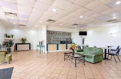 Huntsville Hotel | Rodeway Inn King Room Resort Pool, 24/7 Gym