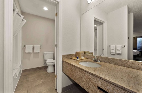 Lumberton Hotel | Rodeway Inn Lumberton Central