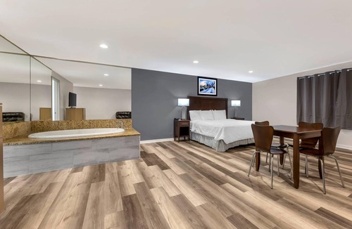 Lyons Hotel | Rodeway Inn Lyons - La Grange