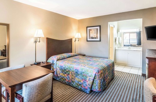 Pacific - Edison Hotel | Rodeway Inn Regalodge