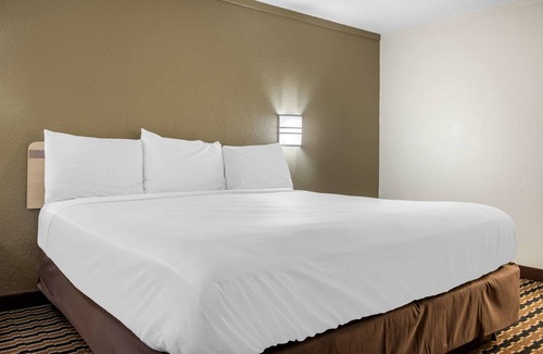 Sharonville Hotel | Rodeway Inn Sharonville - Cincinnati North