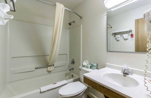 Austin Hotel | Rodeway Inn & Suites Austin I-90