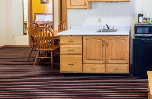 Austin Hotel | Rodeway Inn & Suites Austin I-90