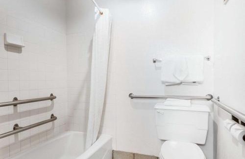 Madison Hotel | Rodeway Inn & Suites Madison East