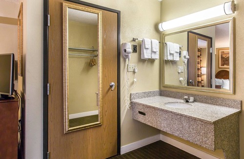Lawton Hotel | Rodeway Inn