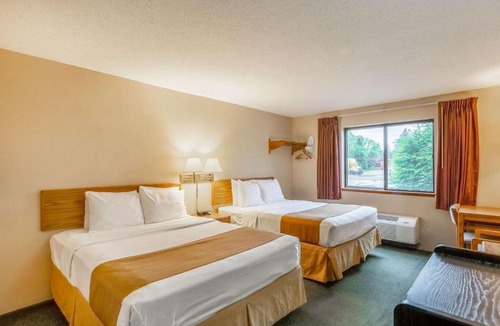 Rhinelander Hotel | Rodeway Inn