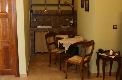 Almopia House | Roes Suites