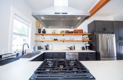 Murphy House | Rogue House · 1800s Downtown Storefront · Hot Tub · Fire Pit · Walk to River