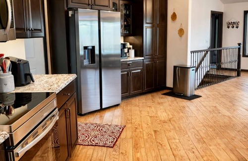 Manitowoc House | Rolling Hills Retreat ~King Bed,Hot Tub, Pool Table,Themed Movie Room,Woods view