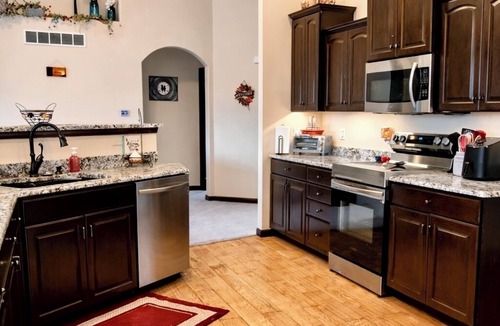 Manitowoc House | Rolling Hills Retreat ~King Bed,Hot Tub, Pool Table,Themed Movie Room,Woods view