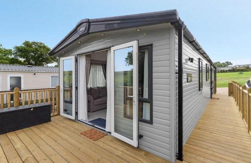 Newton Saint Cyres Ski Chalet | Rolling Hills Splash Escape -No Commercial Sign written Vehicles,Fishing Nearby & Communal Swimming Pool ,Pool open May to September