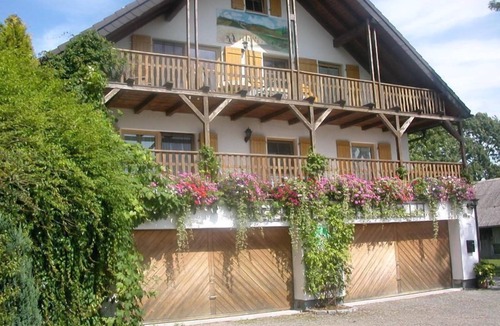 Stammbach Apartment | Rollstuhlgeeignete 4-Sterne-Ferienwohnung (75qm) auf kinderfreundlichem Hof