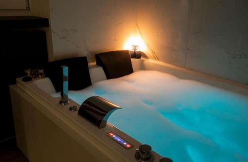 Rione VII Regola Apartment | ROMAC Trinity - 3bdr apartment with Sauna & Jacuzzi in Campo de Fiori