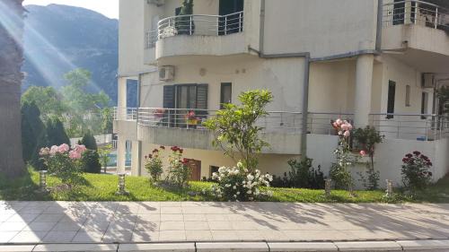 Risan Apartment | Roman Gardens Studio Apartment