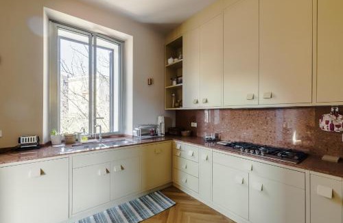 Monti House | Roman Retreat En-suite Room