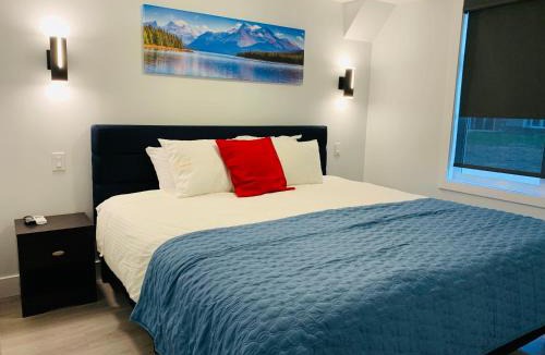 Canmore Apartment | Romantic 1-Bedroom Serviced Apartment Kitchen & AC 143