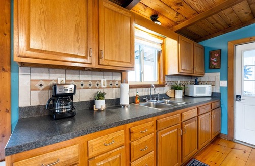 Draper Cabin | Romantic, 20 Ft from New River! 1B2B - Blue Moon
