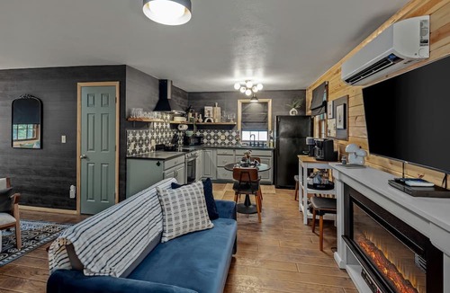 Eureka Springs Cabin | Romantic and Secluded Log Cabin with Private Hot Tub in Eureka Springs, Arkansas