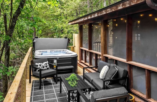 Eureka Springs Cabin | Romantic and Secluded Log Cabin with Private Hot Tub in Eureka Springs, Arkansas