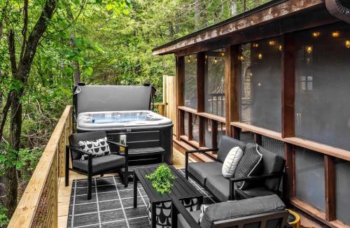 Eureka Springs House | Romantic and Secluded Log Cabin with Private Hot Tub in Eureka Springs, Arkansas