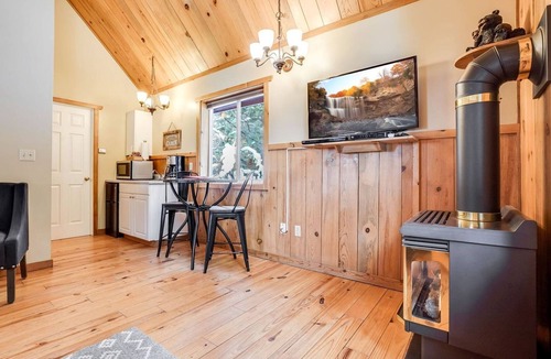 Trout Lake Cabin | Romantic and Secluded Cabin Rental for Couples' Getaway near Mount Adams, Washington