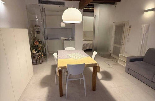 Santa Croce Apartment | Romantic apartment for 2 with canal view a few minutes from Rialto with WIFI