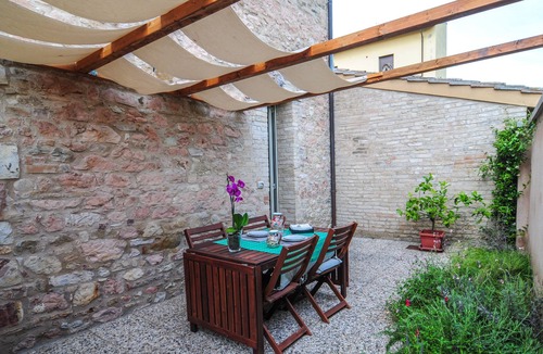 Santa Maria degli Angeli House | Romantic apartment with courtyard