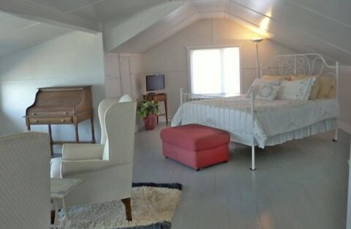 Tacoma House | Romantic Beach Front Getaway... private yet close to all amenities.