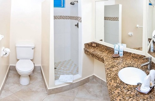 Dover Hotel | Romantic Beach Getaway! Onsite Pool, Gym Access, Free Parking, Near Turtle Beach