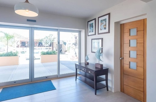 Dover Hotel | Romantic Beach Getaway! Onsite Pool, Gym Access, Free Parking, Near Turtle Beach