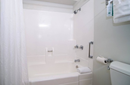 Kahului Hotel | Romantic Beach Getaway | Outdoor Pool | Minutes to Paukukalo Beach - 1.9 mi