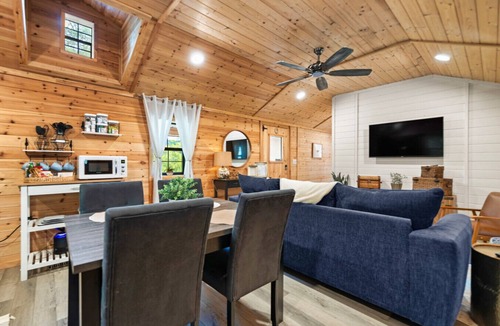 Stanton Cabin | Romantic Cabin | 9 Mn to Gorge | Dog Friendly Stay