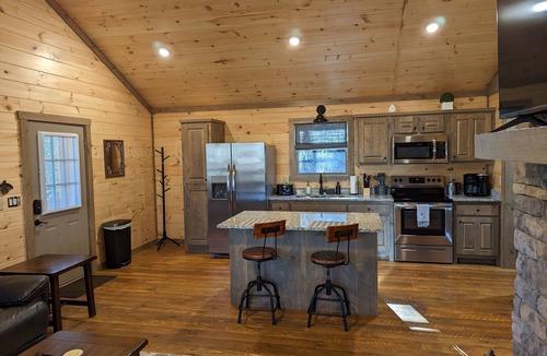 Cashes Valley Cabin | Romantic Cabin for 2, Hot Tub, wifi 10min from BR, hiking and waterfalls near