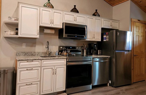 McHenry Apartment | Romantic cabin getaway w/ hot tub - walk to Wisp Ski Resort