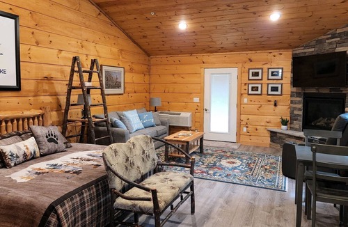 McHenry Apartment | Romantic cabin getaway w/ hot tub - walk to Wisp Ski Resort