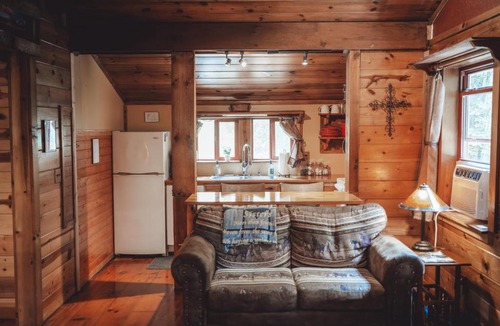 Rockbridge House | Romantic Cabin King Bed 12-Acre Getaway