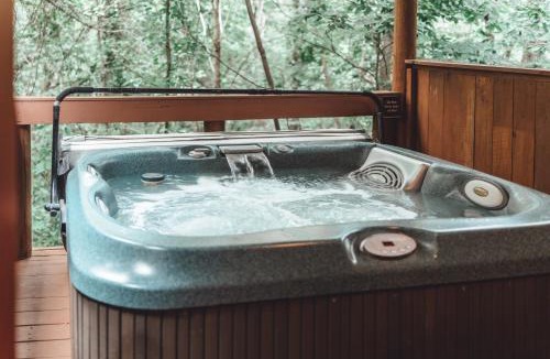 Rockbridge House | Romantic Cabin King Bed 12-Acre Getaway