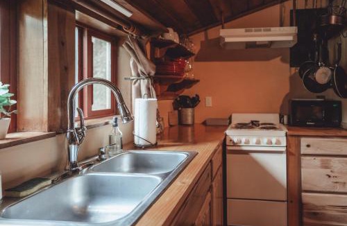 Rockbridge House | Romantic Cabin King Bed 12-Acre Getaway