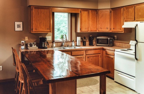 Rockbridge House | Romantic Cabin | King Bed | Hot Tub | Spring Vibes