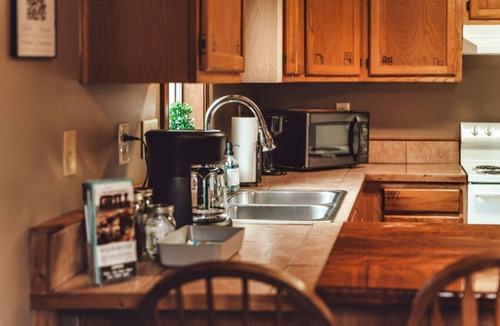 Rockbridge House | Romantic Cabin | King Bed | Hot Tub | Spring Vibes