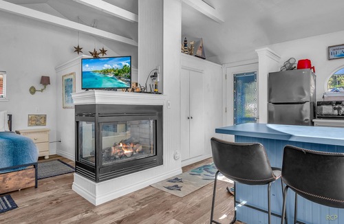 Depoe Bay Apartment | Romantic Cliffside Cottage for Two