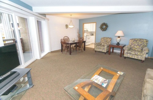 Ocean Shores Apartment | Romantic Coastal Escape – Ocean Views, Private Balcony & Fireplace