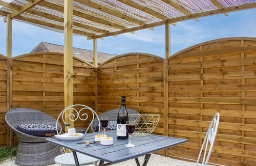 Laprade Cabin | Romantic converted shipping container with outdoor bath