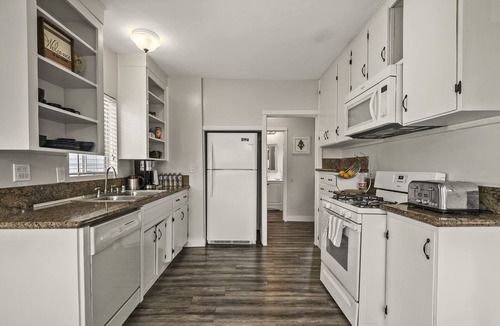 Glendora House | Romantic costal decor house- 3 mins walking to coffee and restaurants