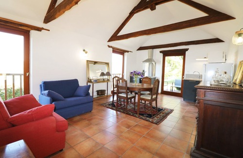 Castels House | Romantic cottage with huge swimming pool walking distance from medieval village