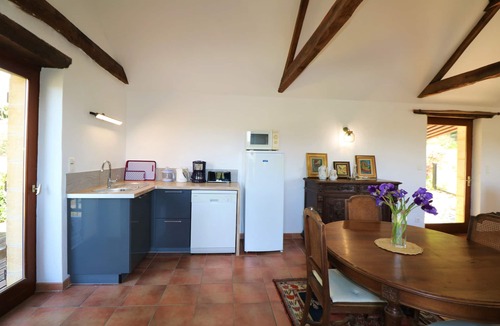Castels House | Romantic cottage with huge swimming pool walking distance from medieval village