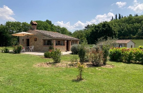 Montefollonico Cottage | Romantic Cottage furnished in country style in the hills of Tuscany.