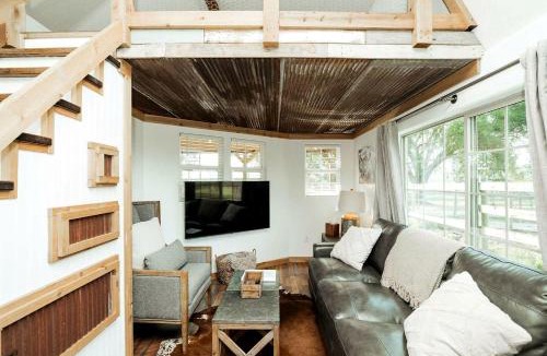 Branson House | Romantic Cottage Retreat Near Lake Taneycomo in Branson, Missouri