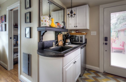 Independence Cottage | Romantic cottage with tranquil outdoor space in Willamette Valley Wine Country