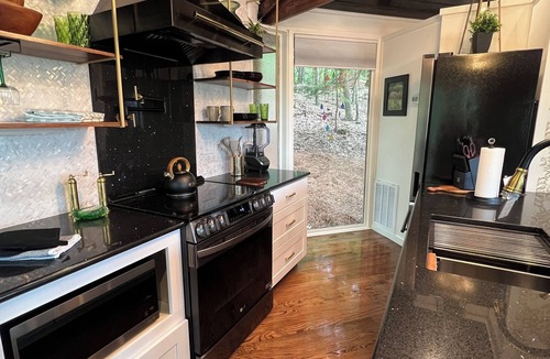 Big Canoe Cabin | Romantic Couples Cabin in Big Canoe, Lake & Mountain View, Hot Tub, Gas Logs